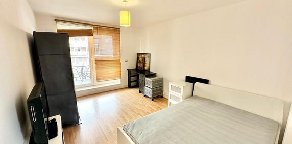 1 bedroom in a flat share to rent - Photo 2