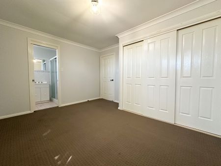 Sun-drenched 3 Bedroom Townhouse Living | Close to Amenities - Photo 5