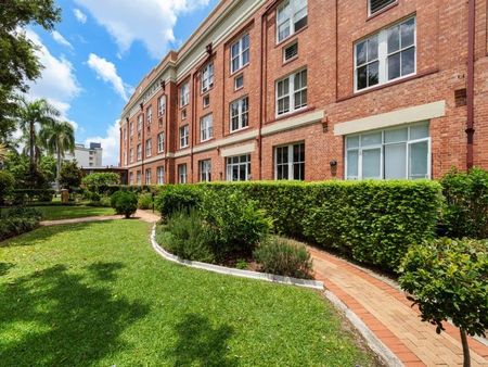 Brand New Furniture & Newly Renovated Top Floor Mactaggarts Woolstore - Photo 2