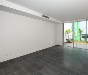 DESIGNER FIVE BEDROOM BOUTIQUE TERRACE ON LONG OR SHORT LEASE! - Photo 3