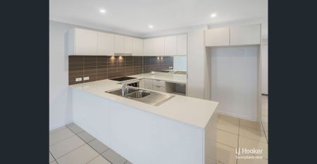 Air-conditioned family home with minimized garden maintenance and Solar Panel System - Photo 3