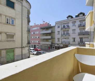 Room in a shared 4-bedroom apartment for rent in Lisbon, some bills included. - Photo 1
