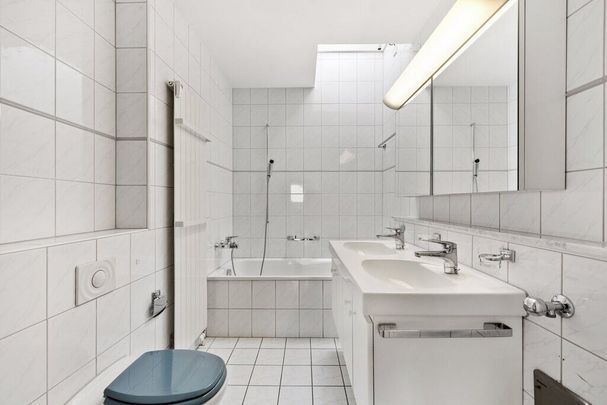 Are you looking for an apartment in a central attic with a rooftop terrace? - Photo 1