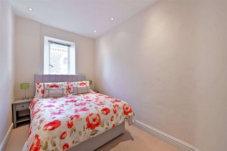 Located in the prestigious BS8 area, this exceptional property combines convenience, style, and access to one of Clifton's most vibrant neighbourhoods. - Photo 4