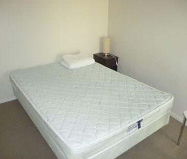 Bright apartment with wrap around balcony - Photo 6