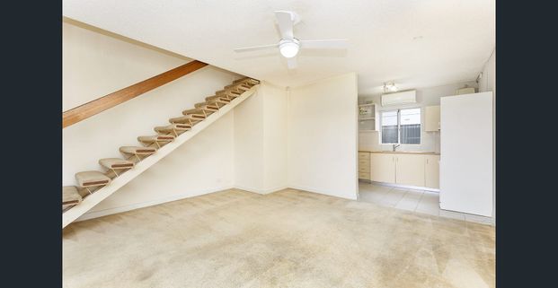 Beachside Living with Sea Views – Just Steps from the Sand! - Photo 1