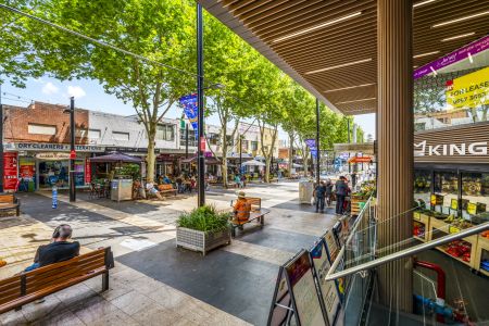 Jade Gardens: Heavenly Top Floor Chic Apartment With Light, Tree Top Views, Skylight, High Ceilings, Lift Access, Walk to Bayside, Train, Bus & Cafes - Photo 2