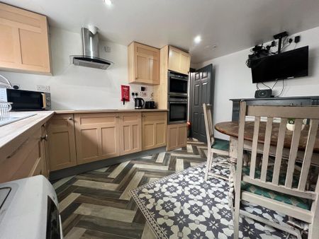 1 bedroom in a house share to rent - Photo 3