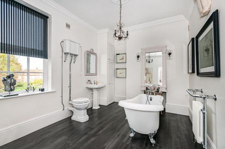 4 bedroom House To Let - Photo 2