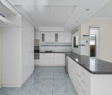 COMFORTABLE LIVING AND WELL LOCATED - Photo 6