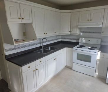 GLENBROOK 3 BEDROOM HOUSE — 3 Bedrooms and 1.5 bathrooms - Photo 2
