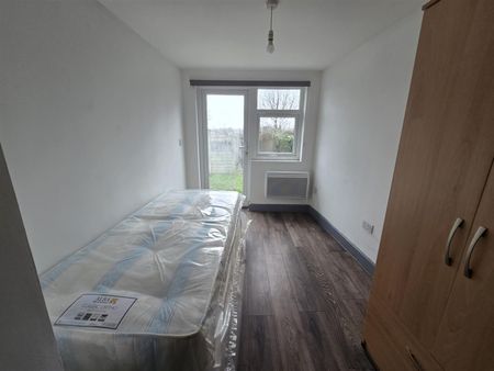 Conway Crescent, Perivale, Greenford UB6, London - Photo 2