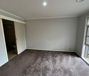 Beautiful Family Home in Cranbourne North - Photo 5