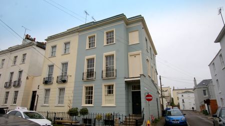 Basement Flat, 32 Montpellier Villas, CHELTENHAM GL502XF - Photo 5