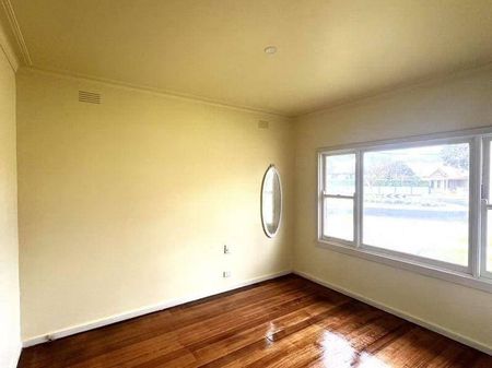 3 Bed House For Lease in Mordialloc: within 1km to the beach! - Photo 4