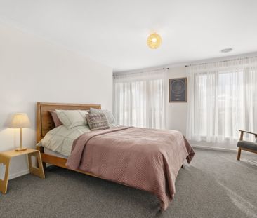 Exquisite Double-Storey Home in Prestigious Rathdowne Estate - Photo 6