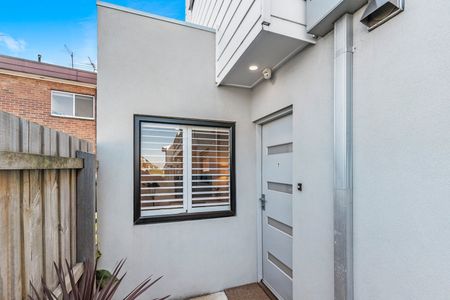 Register To Inspect // Stylish Two-Bedroom Townhouse in a Quiet West Footscray Pocket. - Photo 2