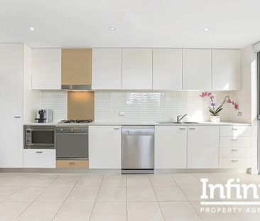 LUXURIOUS OVERSIZED APARTMENT IN THE HEART OF KENSINGTON - Photo 4