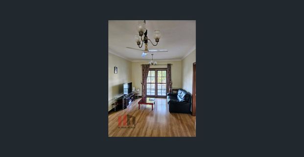 Room Available So Close To Garden City Shopping Centre! - Photo 1