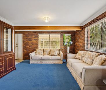 Sprawling family home in a perfect Village position - Photo 5