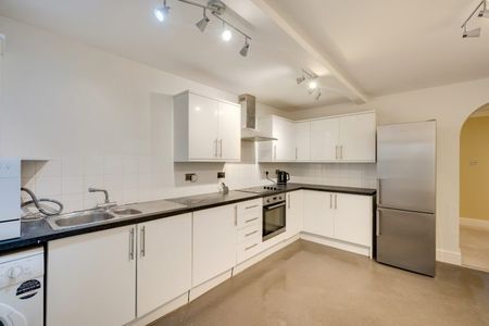 2 Bed Flat - Photo 2