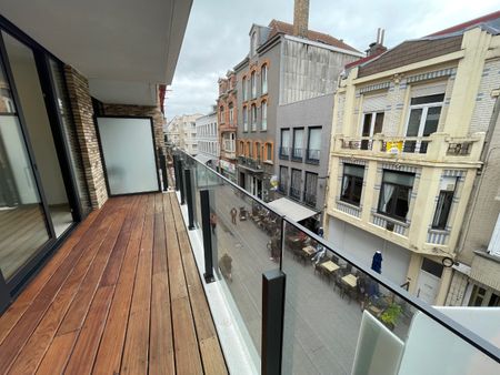 Mooi instapklaar appartement op het tweede verdiep met zicht op het pittoreske kerkplein. Midden in het commercieel centrum en op wandelafstand van de zee. - Photo 5