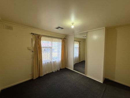 3-Bedroom Family Home in a Convenient, Highly Sought Suburb! - Photo 2