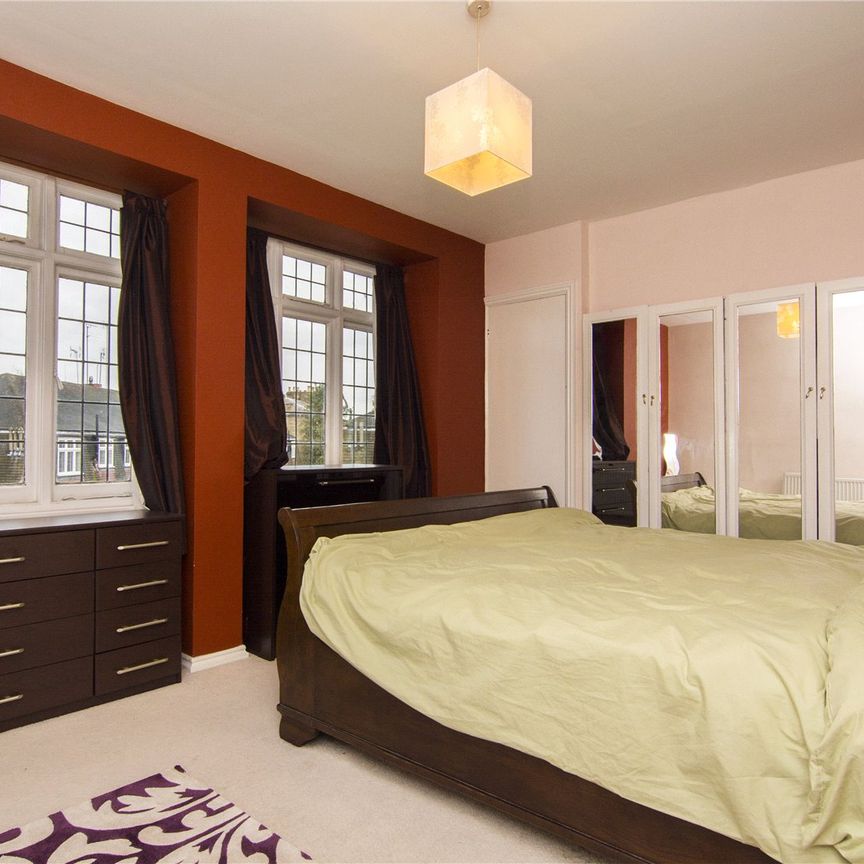 Eagle Court, E11 - Photo 1
