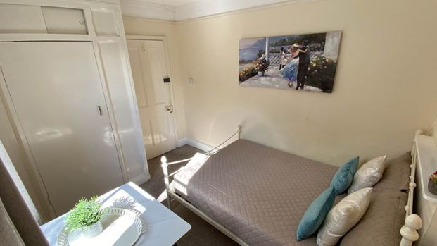 Room 1: 40A Farnham Road, Onslow, Guildford GU2 4JN - Photo 1