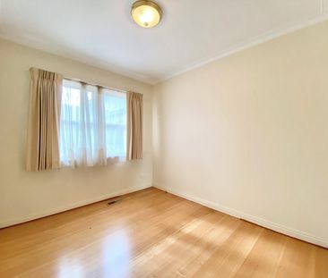 SPACIOUS THREE BEDROOM HOME IN EXCELLENT LOCATION - Photo 2