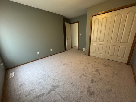 Spacious 3-Bed, 1-Bath Main with Fenced Yard! - Photo 4