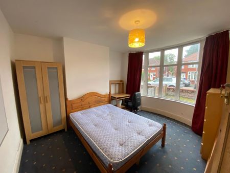 4 bedroom semi-detached house to rent - Photo 4