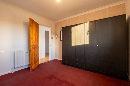 3 bedroom flat to rent - Photo 4