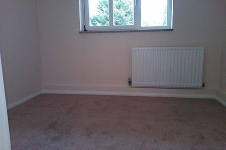 3 bedroom flat to rent - Photo 3