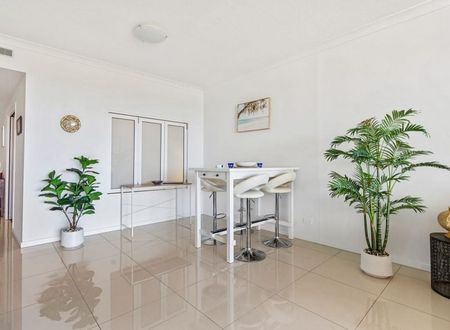 Elevated Coastal Living: Spacious 3rd-Floor Apartment with Resort-Style Facilities - Photo 4