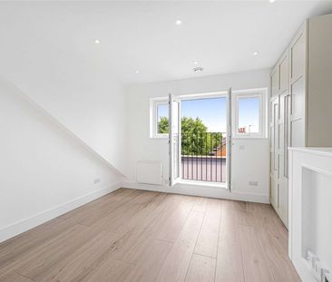 This stunning split level apartment has been newly refurbished to a... - Photo 2