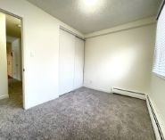 Bright 2-Bedroom Main Floor in Sunnyside – Prime Inner-City Location - Photo 4