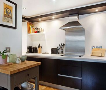 Well-located contemporary art deco style two bed apartment with sec... - Photo 6