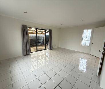 4 Bedroom Property with 2 Lounges&excl;&excl; - Photo 3