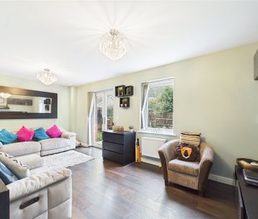 3 bedroom House in Jaguar Lane, Bracknell - Photo 1