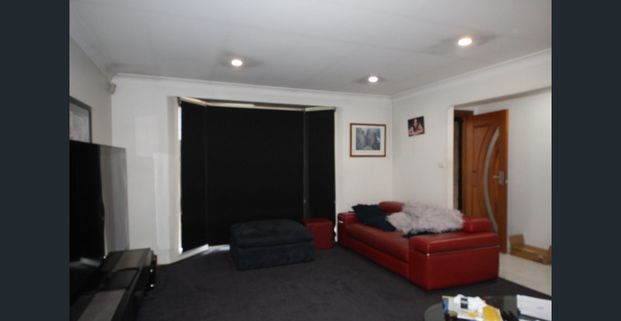 Share accomodation,electricity and water included. - Photo 1