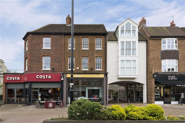 A well-proportioned one bedroom second floor flat, presented in excellent order, which is located in close proximity to shops and restaurants in Esher high street. - Photo 1