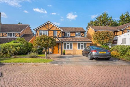 A beautifully presented detached family home in Virginia Water. - Photo 4