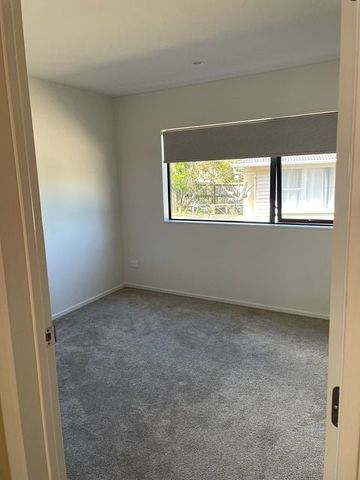 New and Easy Townhouse in Te Atatu South - Photo 2