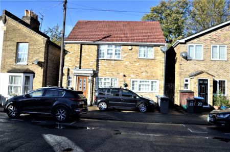 4 bedroom Detached house to rent - Photo 4