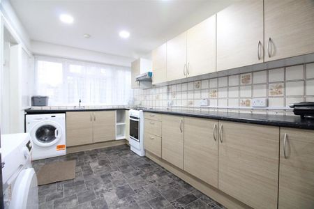 3 bedroom flat to rent - Photo 4