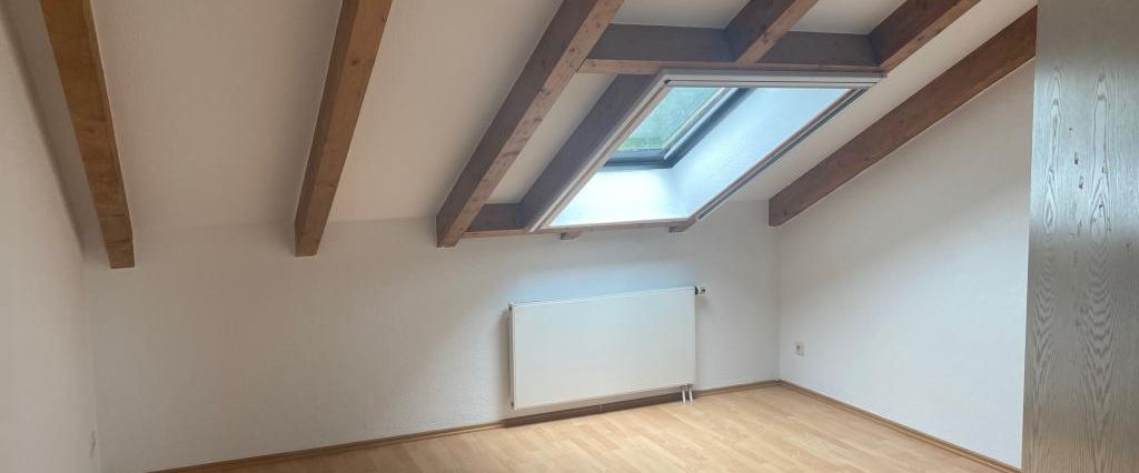 Wunderschöne Dachgeschosswohnung mit Einbauküche, eigener Terrasse und Sichtbalken! - Photo 1