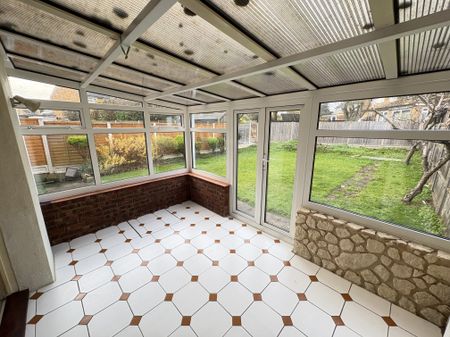 Melvyn Close, Waltham Cross, Goffs Oak - Photo 2