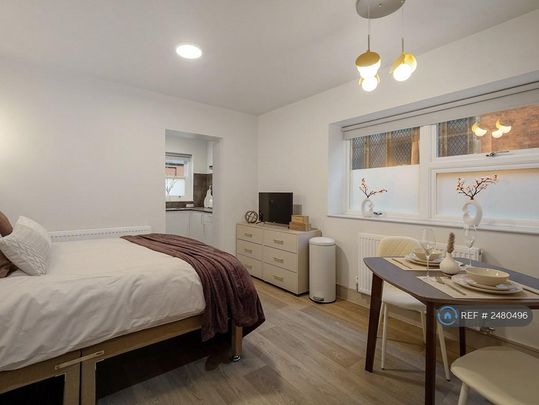 1 bedroom in a house share to rent - Photo 1