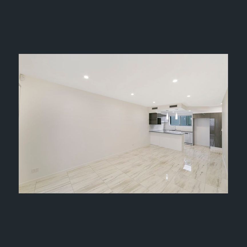 MODERN TOWNHOUSE CLOSE TO WESTFIELD CARINDALE - Photo 1